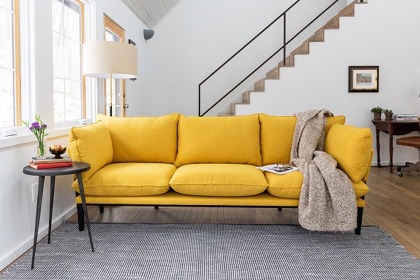 Bộ sofa văng giống như tập hợp của nhiều chiếc gối vải ghép lại đem lại cảm giác êm ái, thoải mái tối đa cho người dùng. Sắc vàng của vải bọc làm cho bộ sofa càng nổi bật rực rỡ, mang tới sự tươi vui cho căn phòng