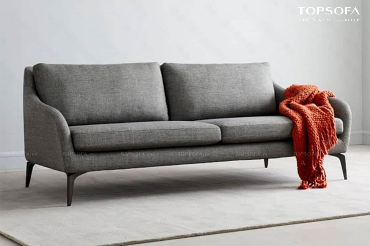 Màu xám lịch lãm kết hợp với chân kim loại sơn đen tôn cao giúp cho mẫu sofa này ít bám bẩn, lộ vết bẩn hơn nên trông luôn mới mẻ trong phòng khách chung cư