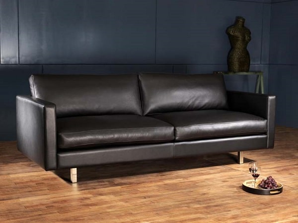 Thiết kế đơn giản, mộc mạc theo dáng sofa văng 2 chỗ ngồi nhỏ gọn cùng gam màu đen huyền bí, sang trọng. Phần chân ghế được làm từ inox, có độ cao vừa phải giúp bạn dễ dàng vệ sinh khi sử dụng