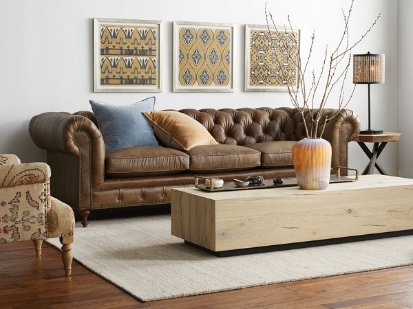 Bộ sofa da công nghiệp Nhật Bản có thiết kế tân cổ điển đẳng cấp. Phần lưng tựa được gia công tỉ mỉ. Phần chân ghế được làm từ gỗ và điêu khắc công phu mang đến vẻ đẹp thời thượng cho bộ sản phẩm. 