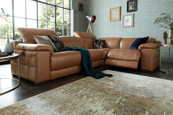 Sofa da màu nâu sở hữu thiết kế đường khâu in hằn trên phần thân độc đáo. Phần tựa lưng êm ái có thể điều chỉnh góc độ ngả lưng, chưa hết người dùng có thể duỗi chân để đạt tư thế ngả lưng thỏa mái nhất. Đây quả thực là mẫu sofa góc đa năng bạn nên cân nhắc chọn lựa cho không gian của mình.