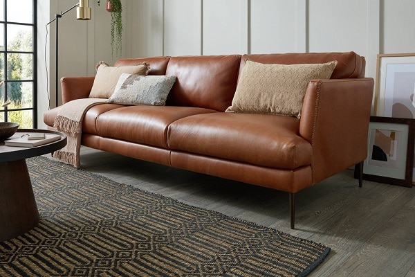 Sofa da nâu văng 2 chỗ sở hữu phần thiết kế chân ghế nhỏ cao để vừa giúp ghế thanh thoát vừa giúp công việc vệ sinh gầm ghế trở nên dễ dàng.