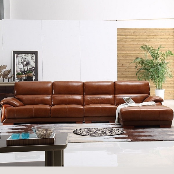 Sofa da màu nâu cao cấp kiểu dáng chữ L với lớp tựa lưng và phần đệm ngồi được lót đệm cực êm ái.