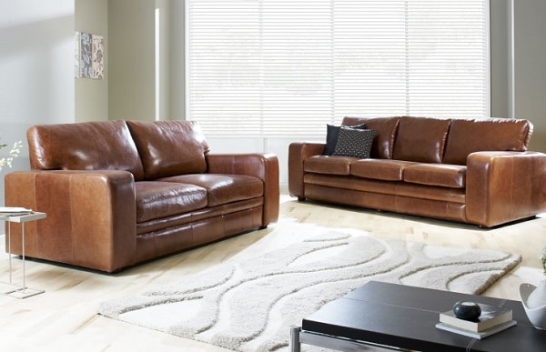 Mẫu sofa này sở hữu thiết kế đơn giản nhưng không kém phần tinh tế. Chất liệu da thật màu nâu sáng bóng, lớp đệm ngồi có cấu tạo 3 lớp cao cấp. Tất cả tạo nên tổng thể bộ sofa da màu nâu cao cấp cho phòng khách sang trọng. 