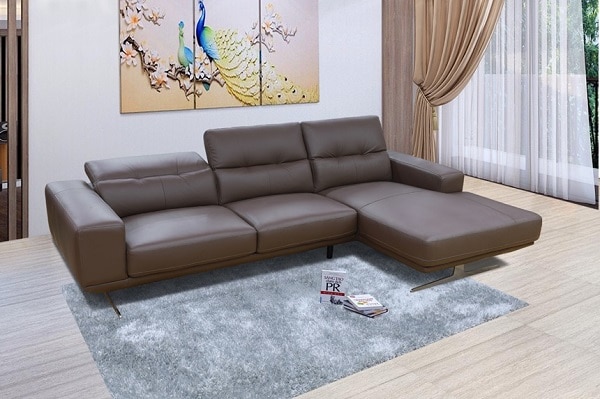 Sofa da màu nâu với thiết kế hình chữ L rộng rãi cùng kiểu dáng sang trọng, tinh tế, đây là mẫu sofa phù hợp với không gian phòng khách. Chất liệu da thật đem đến cho người sử dụng trải nghiệm vô cùng cao cấp. 