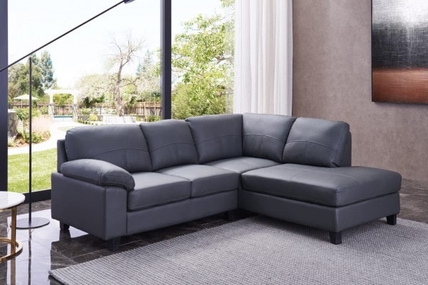 Sofa góc màu ghi xám làm từ chất liệu da công nghiệp, kiểu dáng đơn giản mà hiện đại