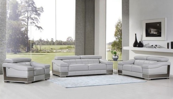 Bộ sofa da ghi sáng bao gồm 2 ghế sofa băng 2 chỗ và 1 sofa đơn phù hợp với không gian rộng rãi