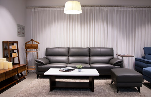 Sofa da màu xám tro được thiết kế với tone màu cá tính giúp cho không gian phòng khách trở nên nổi bật nhưng không kém phần sang trọng. Loại sofa này có thiết kế nhỏ gọn nên dễ dàng trong việc lắp đặt và sắp xếp, di chuyển, tiết kiệm tối đa diện tích phòng. 