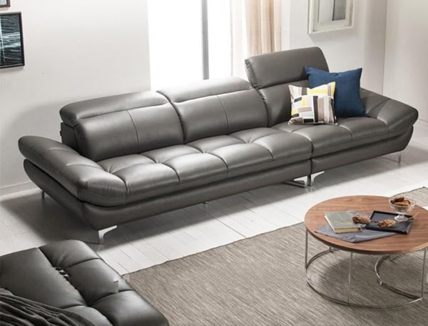 Mẫu sofa da màu xám tro nổi bật với phần đệm phồng êm ái cho cả chỗ ngồi, phần tựa lưng và tựa đầu. Trong khi đó phần chân ghế bằng kim loại sáng bóng có thiết kế thanh thoát. Tất cả tạo nên tổng thể mẫu thiết kế sofa văng xám tro hiện đại vừa để ngồi vừa để nằm nghỉ thư giãn thỏa mái. 