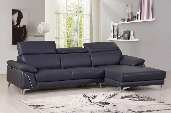 Với mẫu sofa da màu xám xanh kiểu dáng góc chữ L này, bạn hoàn toàn có thể điều chỉnh tư thế ngồi, tư thế ngả lưng thỏa mái nhất nhờ thiết kế đệm ngồi, đệm lưng vô cùng êm ái và thông minh. 