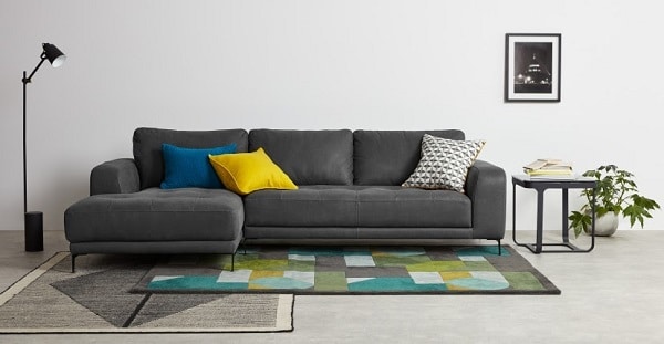 Sofa da màu xám góc chữ L được thiết kế để có thể có nhiều người ngồi và vì vậy thiết kế của những mẫu sofa này phù hợp không gian phòng có diện tích lớn