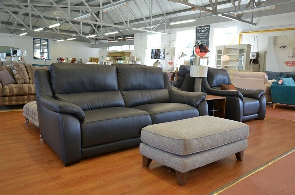 Các mẫu sofa da màu xám là da công nghiệp sẽ có giá thành rẻ hơn và phù hợp với hầu hết người sử dụng 