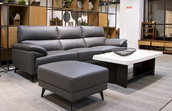 Việc kết hợp bộ sofa da màu xám cùng các vật dụng khác như bàn, thảm cùng tông màu hoặc các tông màu nóng sẽ đem lại sự đồng bộ tối đa