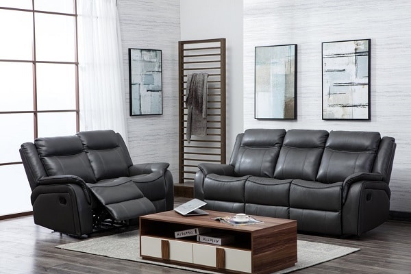 Thiết kế đường may in hằn trên thân ghế tạo điểm nhấn mới lạ cho bộ sofa da màu xám này!