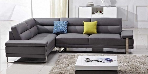 Mẫu sofa da màu xám đậm này nổi bật với chân ghế khung kim loại mới lạ