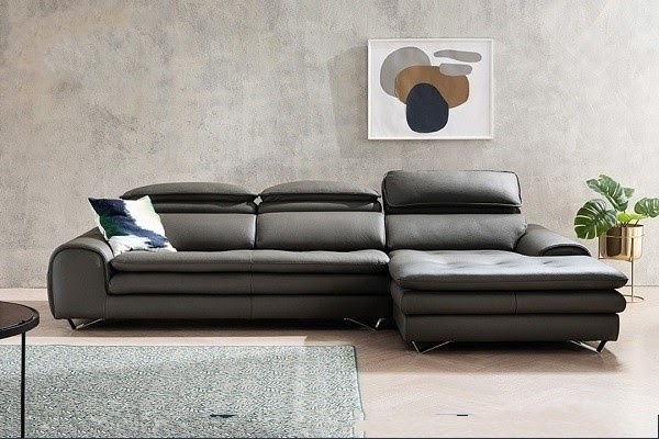 Bộ sofa da thật màu xám lông chuột nhanh chóng ghi điểm trong mắt người tiêu dùng từ kiểu dáng sofa góc chữ L, kiểu dáng thiết kế hiện đại đến phần chân ghế bằng thép không gỉ tạo hình độc đáo. Đây là mẫu sofa này phù hợp với hầu hết mọi loại không gian phòng từ hiện đại cho tới cổ điển