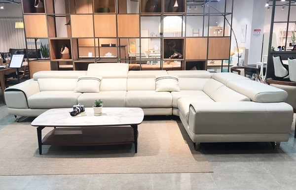 Điểm nổi bật là mẫu sofa góc chữ L màu ghi sáng thiết kế theo phong cách hiện đại, với 6 chỗ ngồi cho không gian phòng rộng.