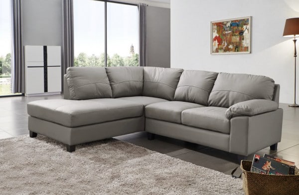 Thiết kế màu ghi sáng của mẫu sofa này sẽ đem đến không gian tươi sáng cho căn phòng của bạn