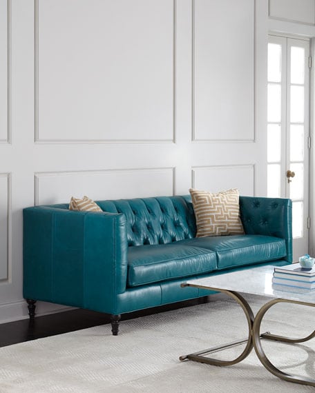Sofa văng da classic loại 2 chỗ ngồi có thiết kế họa tiết ở phần tựa lưng, trông đơn giản mà rất thuận mắt. Sofa văng luôn là loại sofa ưu tiên hàng đầu cho các loại không gian khác nhau từ nhỏ đến lớn. Màu xanh cổ vịt trang nhã, lịch sự, tôn lên không gian nhà bạn.