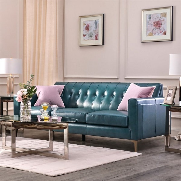 Điểm nổi bật của sofa văng da loại ba chỗ màu xanh cổ vịt đậm là thiết kế phần họa tiết dựa lưng với các đường thẳng song song nhau, thiết kế này phù hợp với những không gian hẹp hoặc vừa, các không gian không có quá nhiều chiều cao. Màu cổ vịt đậm phù hợp với mọi lứa tuổi từ lứa tuổi trẻ đến các lứa tuổi trung niên hay tuổi già.