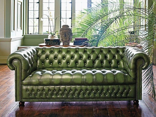 Kiểu dáng cổ điển mang đến cho sofa văng da tân cổ điển màu xanh lá cây một vẻ ngoài đầy sang chảnh, thanh lịch và bắt mắt. Màu sắc xanh lá cây cũng là một màu thuộc top màu “sang” cho căn nhà của bạn thêm phần sang trọng.