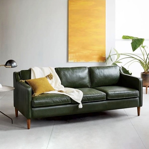 Sofa văng da trơn màu rêu mang đến một không gian sắc màu cho căn nhà bạn bởi gam màu khá độc đáo, tươi mới. Thiết kế chữ I của sofa với 3 chỗ giúp các thành viên trong gia đình thoải mái tận hưởng không gian sống mà vẫn tiết kiệm được diện tích.