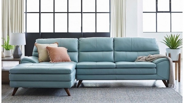 Sofa chữ L loại 3 chỗ với họa tiết trơn tạo cảm giác thật đơn giản mà sang trọng trong không gian của bạn. Màu xanh thật dịu mắt khi kết hợp với ánh sáng vì vậy rất phù hợp với những không gian mở. Bạn hoàn toàn có thể ngồi, nằm thư giãn vì cả 2 chức năng đều có đủ trong sản phẩm này.