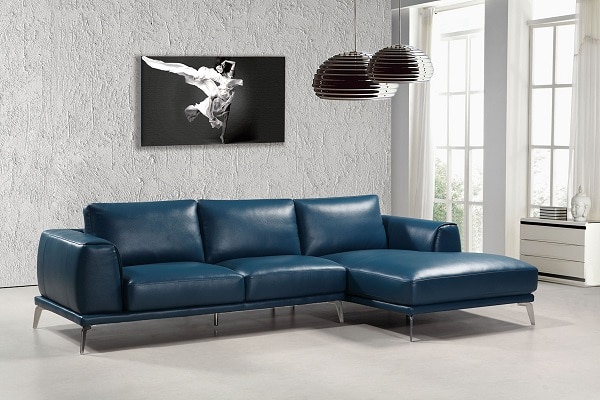 Sofa góc da màu xanh dương loại 3 chỗ tận dụng được các góc tường, mở ra không gian rộng rãi thoáng đãng, thiết kế tuy đơn giản nhưng rất hiện đại, đa chức năng, rất xứng đáng có mặt trong những không gian hẹp và vừa mà có nhiều người ở.