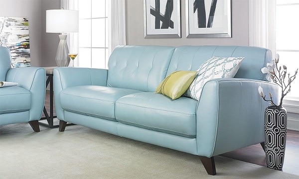 Sofa văng da loại 2 chỗ màu xanh pastel xứng đáng là sự lựa chọn tốt bậc nhất cho những không gian vừa và nhỏ, thiếu diện tích bởi sự nhỏ gọn và kiểu dáng đơn giản của nó. Màu xanh nhạt rất năng động, trẻ trung và không kém phần tươi tắn tạo cảm hứng cho một ngày tràn đầy năng lượng.