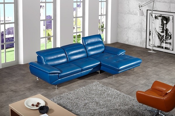 Sofa da chữ L màu xanh coban kiểu dáng classic với thiết kế 2 chỗ ngồi và một chỗ nằm thư giãn phù hợp với các không gian riêng tư, màu sắc trẻ trung tạo nên cá tính riêng biệt và đặc sắc. Kiểu dáng classic rất đơn giản nhưng không hề kém sang, đáng để trở thành lựa chọn cho căn nhà bạn.