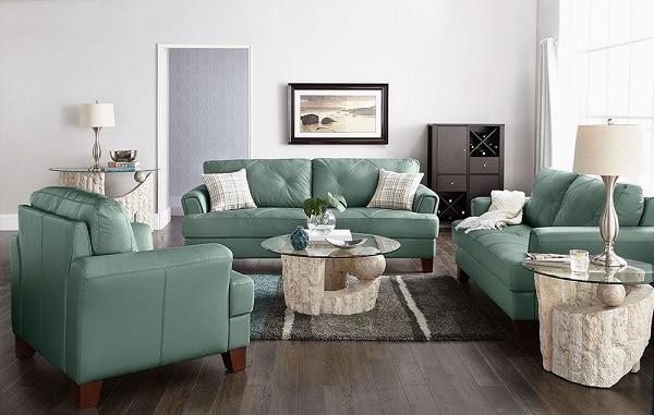 Độ sang của gam màu này đã được kiểm chứng bởi sự hiện diện của bộ sofa văng da loại 2 chỗ kèm ghế đơn màu xanh ngọc gam nhạt. Thiết kế với vẻ bề ngoài hết sức trẻ trung, hiện đại sẽ mang đến cho căn nhà bạn một diện mạo hoàn toàn mới.