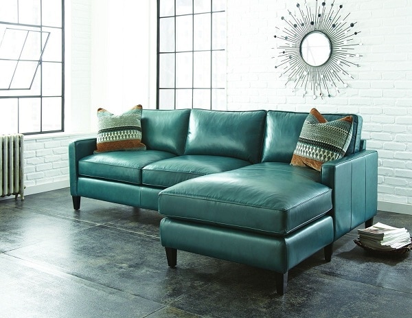 Sofa chữ L da màu xanh ngọc được thiết kế với 2 ghế ngồi và một ghế nằm thư giãn, với sức ngồi tối đa lên tới 5 người, vừa tiết kiệm được diện tích không gian vừa phát huy tối đa tác dụng. Màu sắc trang nhã, lịch sự làm tôn lên không gian đặt sofa.