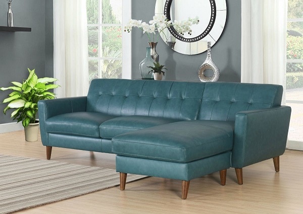 Kiểu dáng basic chưa bao giờ bị nói là lạc hậu khi nói về sofa da chữ L loại 3 chỗ màu xanh cổ vịt mà ngược lại lại rất trẻ trung, hiện đại. 2 chỗ ngồi và một chỗ nằm là một kiểu dáng phổ biến nhằm mục đích tiết kiệm không gian và ứng dụng trong mọi không gian. Màu sắc vừa mắt, nhã nhặn giúp cho không gian toát lên cá tính của gia chủ.