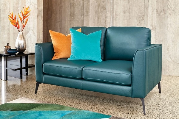 Sofa văng da loại 2 chỗ màu xanh cổ vịt đang rất được ưa chuộng trong những không gian nhỏ, chật chội bởi kích thước của nó khá nhỏ và tiện dụng. Cùng với thiết kế chân ghế bằng kim loại không gỉ, bền bỉ, đơn giản mà thời thượng, mang lại vẻ thanh thoát cho tổng thể ghế.