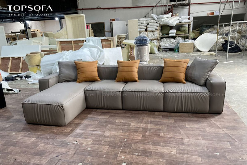 Không chỉ có kích thước lớn, sofa góc TS245 còn có thiết kế sát sàn, vuông vắn, đệm dày êm ái nên sẽ trông bề thế và phù hợp với phòng khách lớn