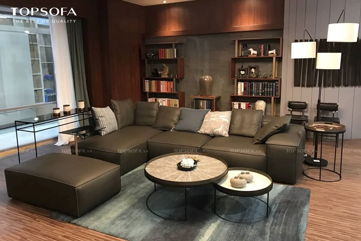 Đặt sofa da cách xa cửa sổ và sử dụng rèm che để tránh ánh sáng trực tiếp ảnh hưởng đến bề mặt ghế