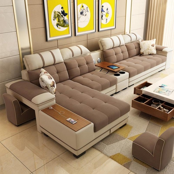 Sự tích hợp giữa sofa với bàn để đồ nhỏ xinh, chỗ sạc điện thoại tiện dụng, gối tựa đầu linh hoạt làm nên tính đa dụng, tiện ích cho mẫu sofa này để phục vụ người dùng