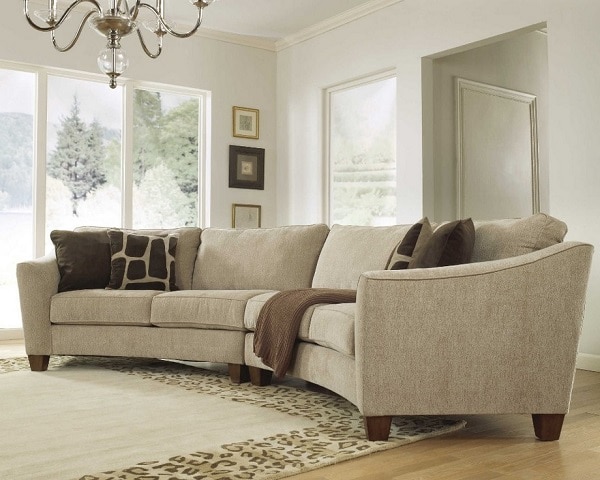 Sofa góc tròn hình chữ C bọc vải màu ghi nhạt mang đến vẻ đẹp thanh lịch, tinh tế và tạo nên sự gắn kết với toàn bộ không gian nội thất phòng khách