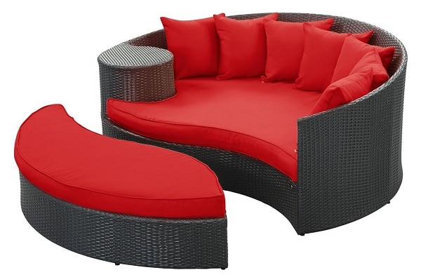 Lấy cảm hứng từ biểu tượng âm dương, bộ sofa góc tròn được chia làm hai nửa, mỗi nửa là một chiếc ghế sofa. Khung bên trong của ghế làm bằng inox, nhôm, sắt kẽm sơn tĩnh điện chống gỉ sét nên có độ bền cao. Phía ngoài làm bằng nhựa thiết kế thanh đan giả mây tre đơn đẹp mắt, sơn đen sang trọng. Phần đệm ghế, gối tựa bọc vải màu đỏ nổi bật, rực rỡ và đầy quyến rũ