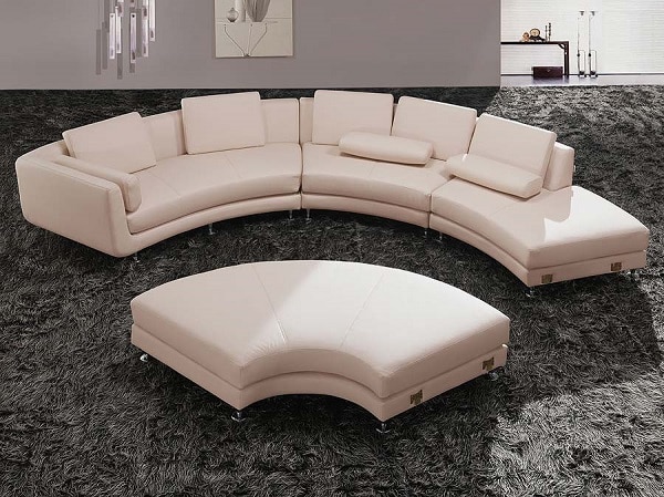 Tạo hình như hình cánh quạt, cong tròn mềm mại, bộ sofa góc tròn màu be trang nhã mang đến vẻ đẹp nhẹ nhàng, thanh lịch, điểm nhấn độc đáo cho phòng khách và giúp những buổi trò chuyện thêm thân mật, thú vị hơn