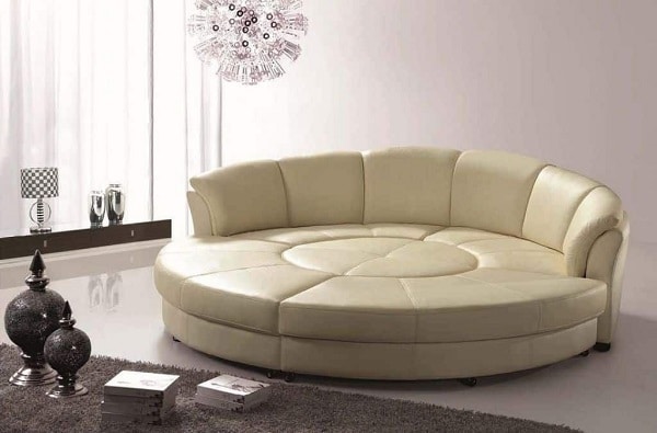 Mẫu sofa này thiết kế đệm ngồi tròn kết hợp lưng tựa cong cong, chia thành nhiều mảng khối đẹp mắt, bọc da màu be nền nã mang vẻ đẹp ấn tượng, cá tính. Đây là mẫu sofa phù hợp để các thành viên trong gia đình cùng nghỉ ngơi, đọc sách thư giãn