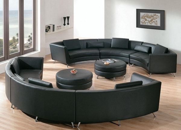 Bộ sofa góc tròn bọc da đen bóng, sang trọng, thể hiện đẳng cấp của gia chủ. Thiết kế cong tròn kết hợp đường chia ô đệm, gối tựa hình chữ nhật cao, thấp xen kẽ giúp sofa giàu tính thẩm mỹ hơn. Chất liệu da mềm mại, khó nhìn thấy vết bẩn và rất dễ làm sạch