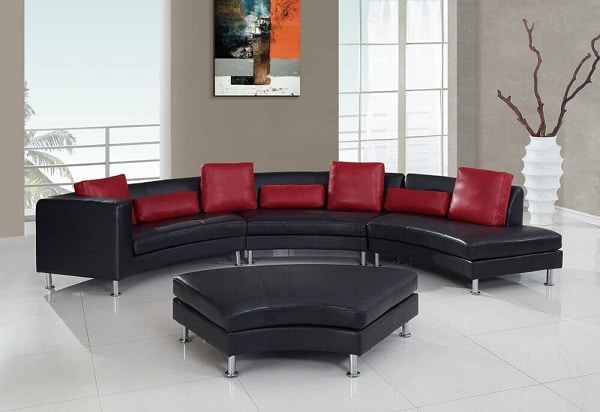 Sofa góc tròn cong cong, bọc da phối màu đen – đỏ đô nổi bật, chân inox không gỉ, cứng cáp sáng bóng mang vẻ đẹp vừa mềm mại vừa mạnh mẽ, quyền lực, tạo nên sức hút khó cưỡng cho mắt người nhìn