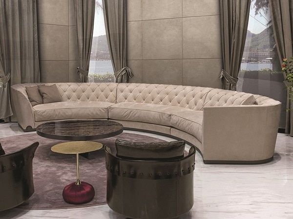 Một chiếc sofa góc tròn màu ghi sáng, thiết kế rút trám ở phần lưng tạo thành điểm nhấn tinh tế mang đến sự rung cảm cho người nhìn và phù hợp với những phòng khách thiết kế theo phong cách hiện đại, chiết trung. Đặc biệt, chất liệu vải da lộn sẽ mang lại vẻ đẹp sang trọng và cảm giác êm ái nhất cho người sử dụng