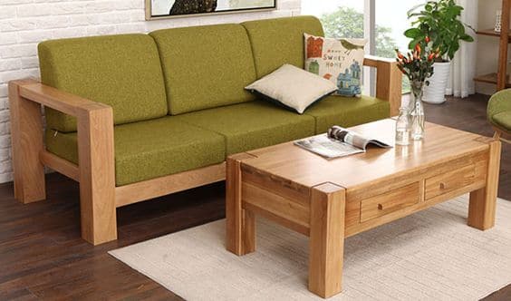 Bạn có thể kết hợp sofa gỗ với bàn trà gỗ để mang lại sự đồng điệu, tạo điểm nhấn nổi bật cho căn phòng. 