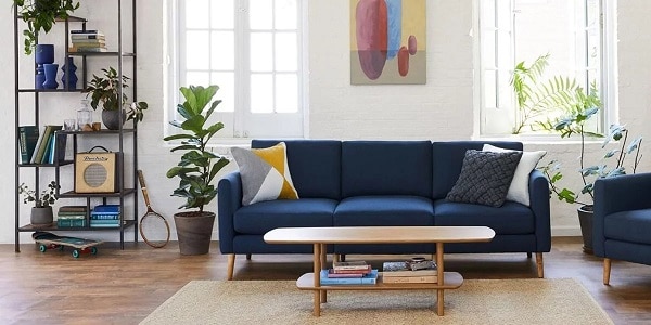 Bạn có thể kết hợp sofa văng vải với chiếc bàn gỗ nhỏ xinh để tạo ra một không gian phòng khách trang nhã, tiện nghi.