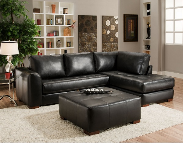 Lớp da đen bóng cùng thiết kế chia ô, nhấn nút ở phần đệm ngồi giúp mẫu sofa góc này trông sang trọng và nổi bật hơn giữa căn phòng khách nhỏ màu ghi