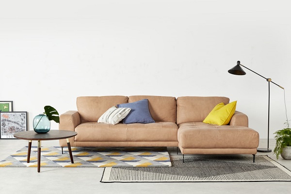 Những đường kẻ ô và điểm nhấn tinh tế ở phần ghế ngồi không chỉ giúp sofa góc da màu nâu nhạt thêm sức hút mà còn tăng độ thoải mái cho người dùng khi ngồi