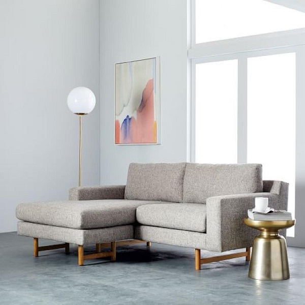 Chân ghế gỗ màu vàng, thanh cảnh, thiết kế giống như chân ghế truyền thống làm cho mẫu sofa này thêm nổi bật, ấn tượng và vững chãi hơn. Phần băng ghế dài bên trái giúp người dùng dễ dàng ngả lưng khi cần.