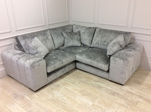 Nhờ sắc xám lông chuột cao sang cùng thiết kế chữ V sát sàn của mẫu sofa này mà phòng khách thêm rộng rãi, tiết kiệm được diện tích, không gian khá nhiều